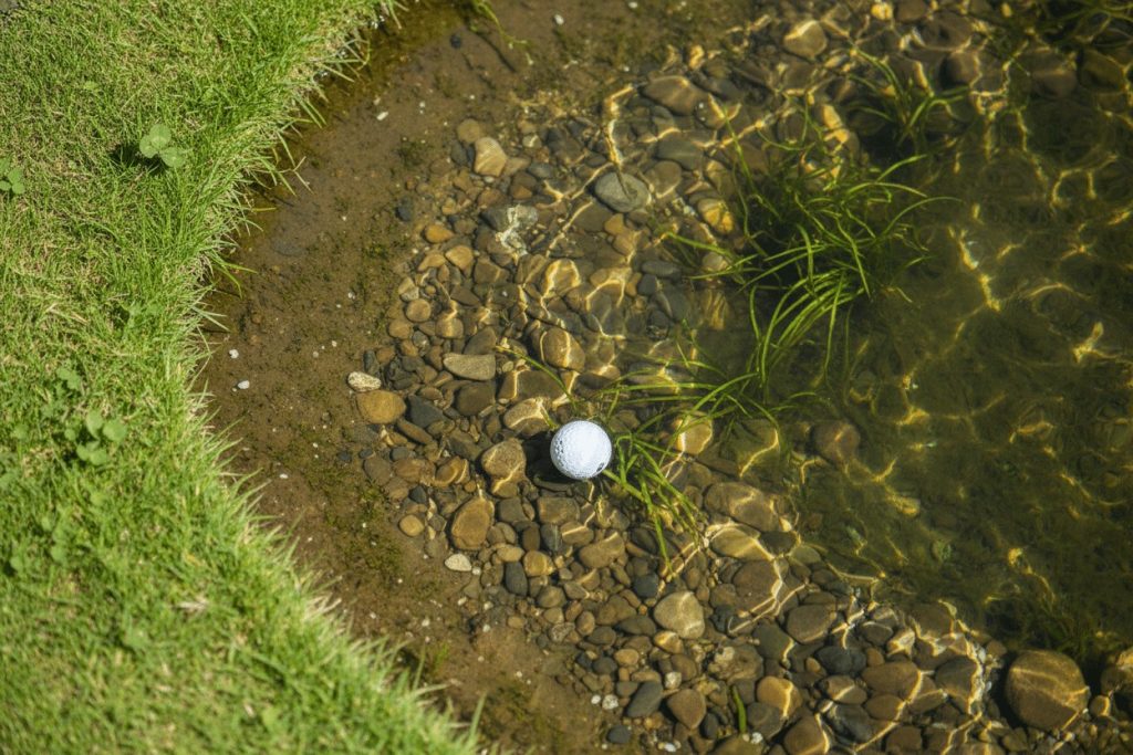 golfbold synlig gennem vand i s
