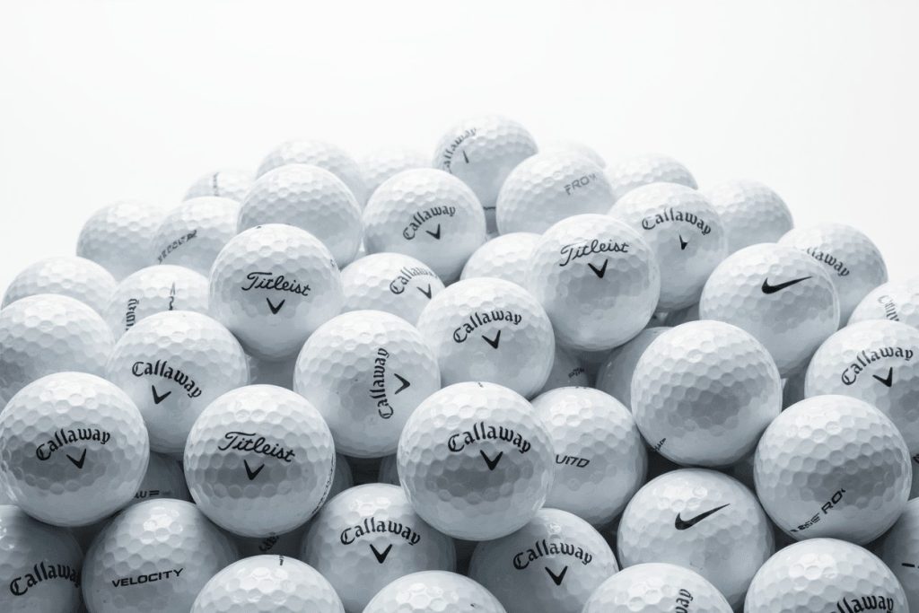 Golf øvelser for begyndere 2026 Golfstart.dk tusidvis af hvide golfbolde af forskellige m rker som titleist callaway wilson nike