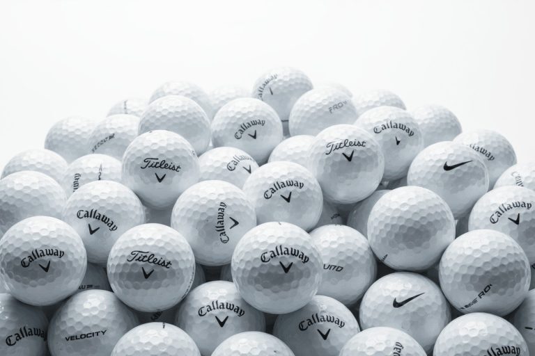 tusidvis af hvide golfbolde af forskellige m rker som titleist callaway wilson nike